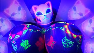 Uimitoarea provocare a lui Lilykati cu sâni neon cosmici