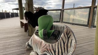 După ce a vizitat o grădină zoologică sălbatică, i-a tras-o acelei asiatice cu sâni mari şi a intrat în păsărica ei