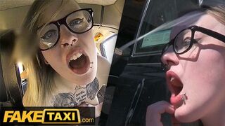 Tattoed British Alt-Model în ochelari greu montat în fals Taxi Car