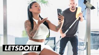 MILF fierbinte Latina Mariana Martix Tare futut de asistent pe LetsDoelt Channel