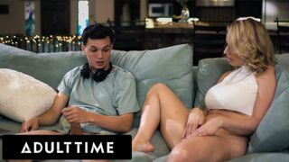 Adult Time Exclusiv - MiLF fierbinte prinde fiul vitreg masturbare și se alătură el