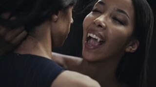 Ebony Vampire Mistress Lia Lin seduce o adolescentă latină cu sâni mari în jocul vampirului hardcore femdom