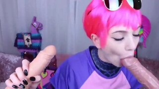 Fata costumată în Fortnite suge penisuri false