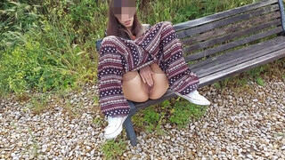 NemiBDesire - Fată italiană masturbându-se pe bancă
