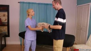 Adolescentul blond îi oferă clientului ei un final fericit la Nookik