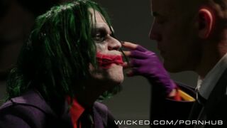Blondă adolescentă Supergirl iubește sexul sălbatic pe Wicked Channel cu Derrick Pierce și Johnny Sins