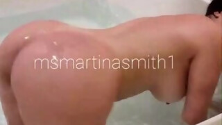 martinasmith sugându-și prietenul în baie