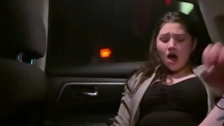 Alyx Star se masturbează în mașina uber