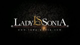 Lady Sonia arată seducţia MILF britanică în scena de dressing a unei tinere