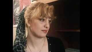 Fete blonde cu sâni mari sugând păsărică păroasă cu o sculă uriaşă în scena retro