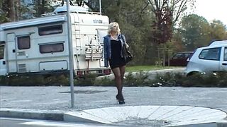 Blonde Milf cu sâni mari în ciorapi negri futut tare