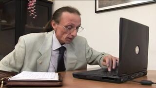 Secretarul Slutty MILF suge șeful său murdar