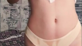 Tânără adolescentă cu țâțe mari naturale