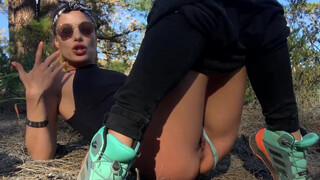 LaraJuicy - Fata sexy care face drumeții se masturbează