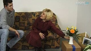 Bunica germană îşi seduce ginerele şi îi suge scula