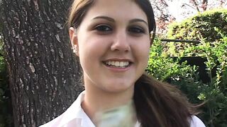 Carmella Diamond şi adolescenta de 18 ani cu sâni mici care tocmai au venit pentru ajutor la domiciliu