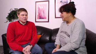 Milf roşcat îi suge scula cu ţâţe mari şi îi lasă să i-o tragă tare