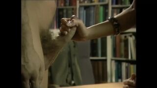 Dominatrix stând pe faţa ei pumni fundul sclavului în timp ce ea fute ei