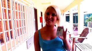 Mickenzie Moore e naşpa şi călăreşte coada groasă ca o studentă blondă