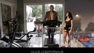 Rezolvați - în sala de sport