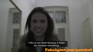 Prima scenă profesională a profesoarei de dans sexy FakeAgent