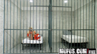 Pervs On Patrol - condamnatul blond seduce gardianul închisorii