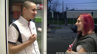 Sex ocazional pentru adolescenți - o partidă rapidă cu fata cu părul violet