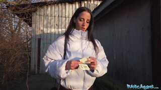 Agent public - Fata sexy și slabă se fute pentru bani