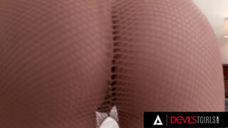 Trans blonda sexy Emma Rose în dresuri devine fundul ei