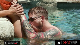 Hot-sâni trans Brittney Kade cu o față acoperită în lemn după anal