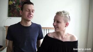 Le place să se angajeze să şi-o tragă - clip amator acasă