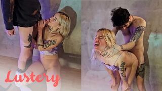 Un cuplu amator blond şi-o trage în faţa ei în propriul lor film sexual