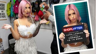 Un adolescent sexy e prins furând bomboane în costum de Halloween la magazin