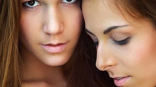 Îmbrățișări lesbiene fierbinți de Alexis Crystal și Antonia Sainz