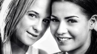 Prietena sexy a lui Cristal Caitlin, seducţia Evelinei Dellai