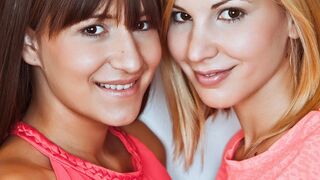 Partidul lesbiene sălbatice de prietene maghiare cu Candy Sweet și Cindy Loarn