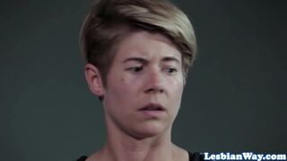 Orgie lesbiană fierbinte cu adolescent roșu și milf